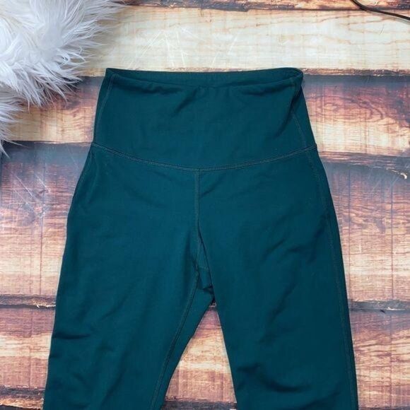$5 SALE!  Old Navy Active Green Crops - Picture 2 of 7